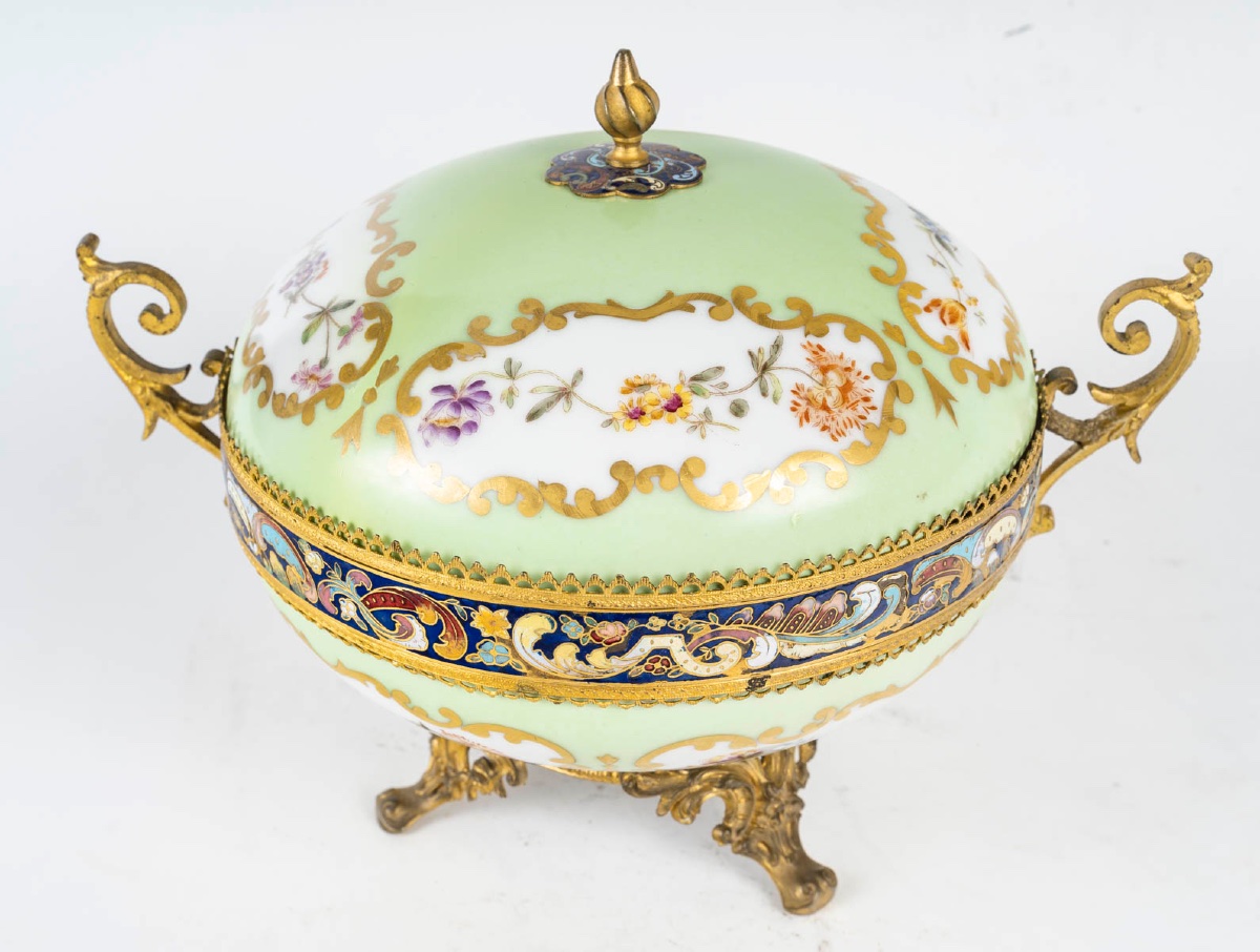 Une bonbonnière en porcelaine et bronze cloisonné, fin XIXème Siècle -photo-2