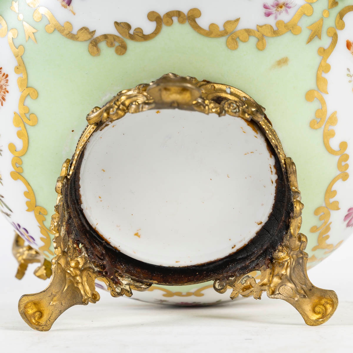 Une bonbonnière en porcelaine et bronze cloisonné, fin XIXème Siècle -photo-7
