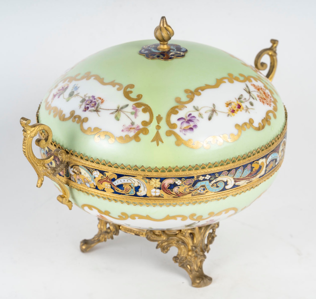 Une bonbonnière en porcelaine et bronze cloisonné, fin XIXème Siècle -photo-8