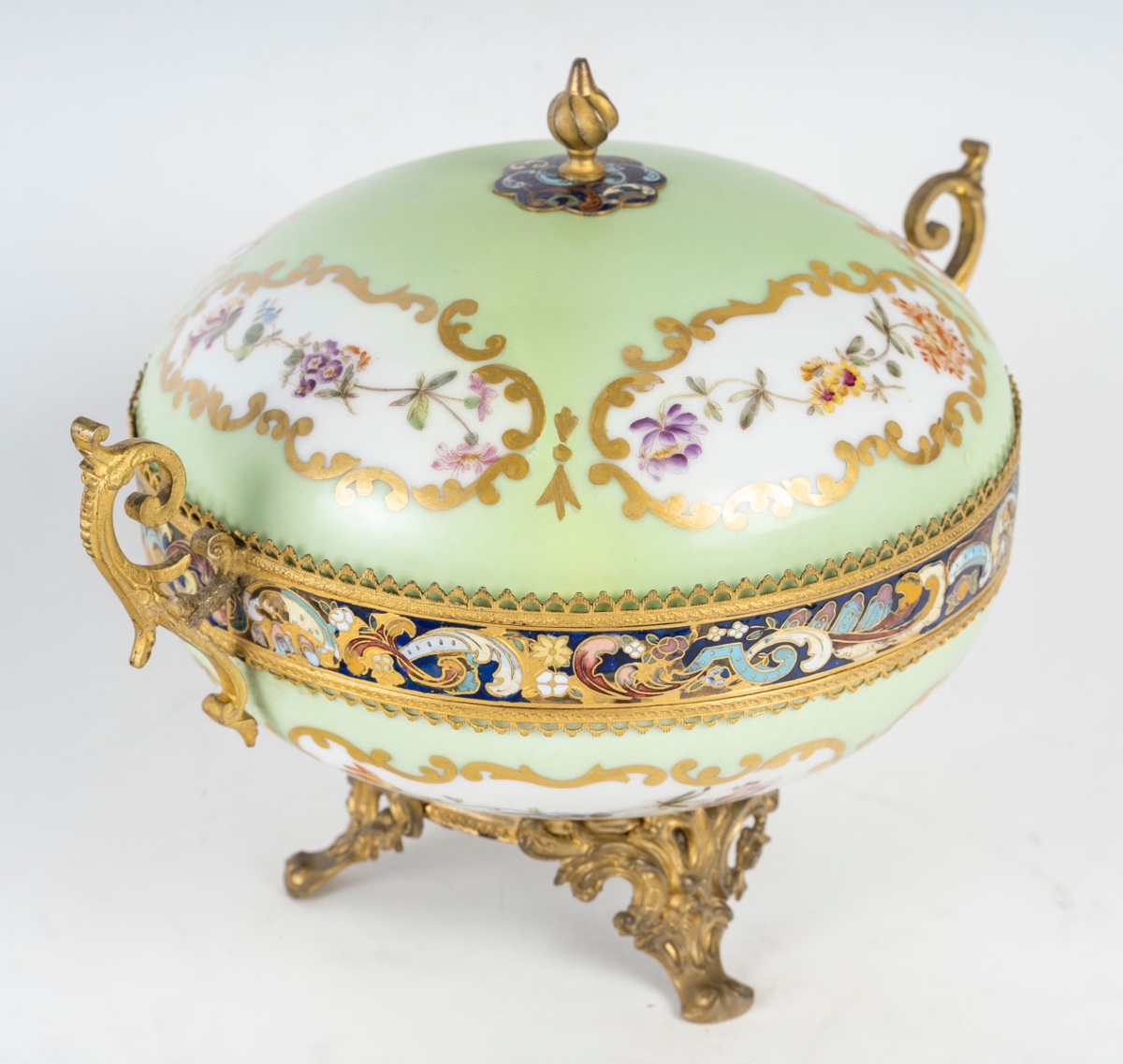 Une bonbonnière en porcelaine et bronze cloisonné, fin XIXème Siècle 