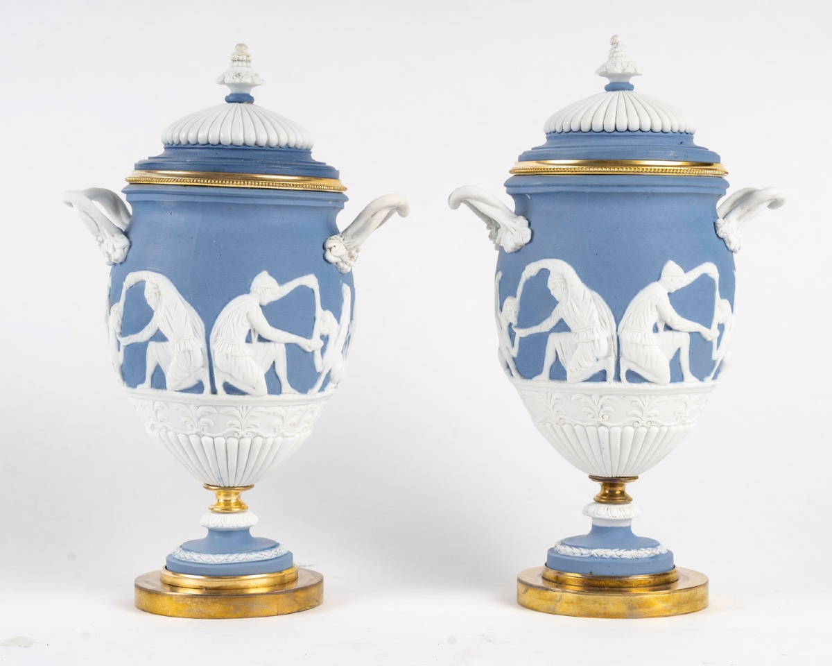 Une paire de vases en biscuit wedgwoog, fin XIXème siècle -photo-7