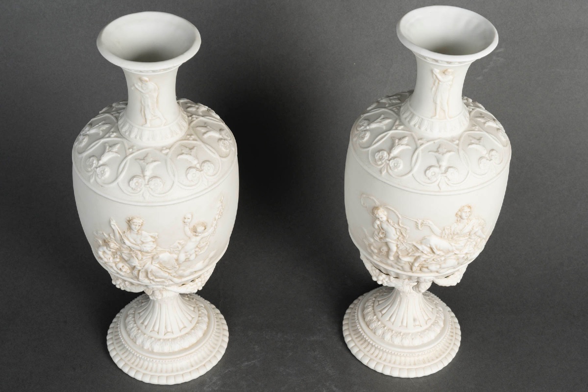 Une paire de vases en porcelaine de biscuit, fin XIXème siècle -photo-2