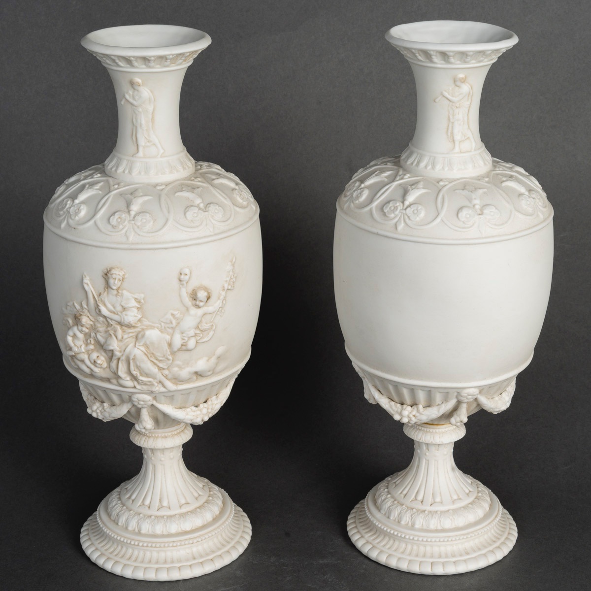 Une paire de vases en porcelaine de biscuit, fin XIXème siècle -photo-1