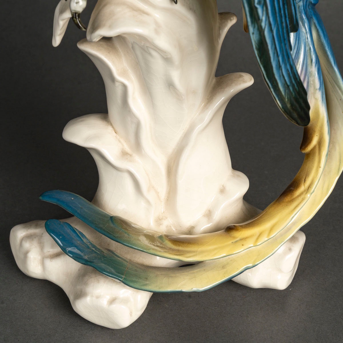 Une sculpture de perroquet en porcelaine, début XXème siècle -photo-3