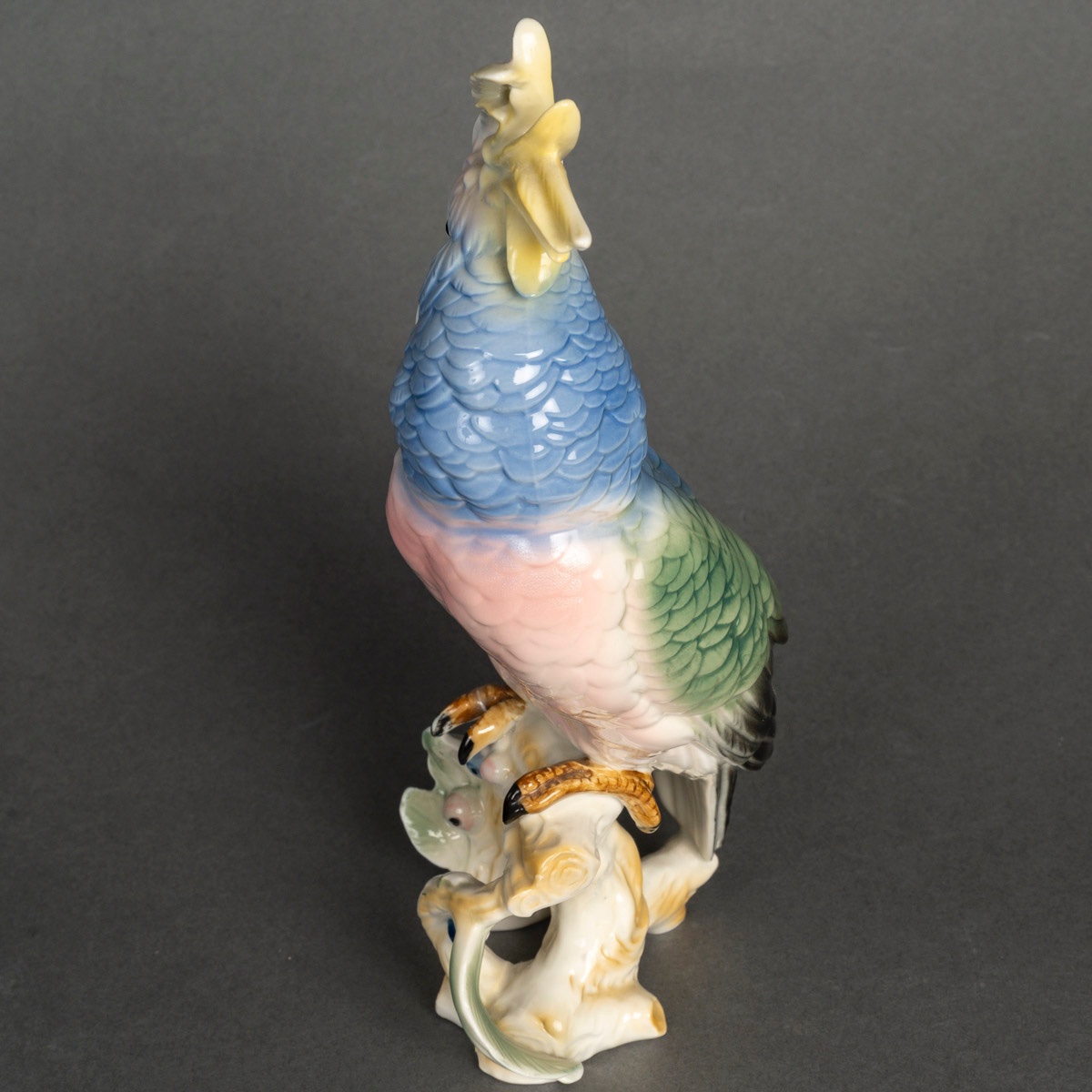 Une sculpture de perroquet en porcelaine, début XXème siècle -photo-3