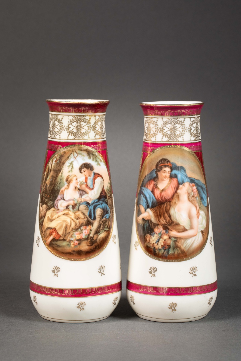 Une paire de vases en porcelaine, fin XIXème siècle 