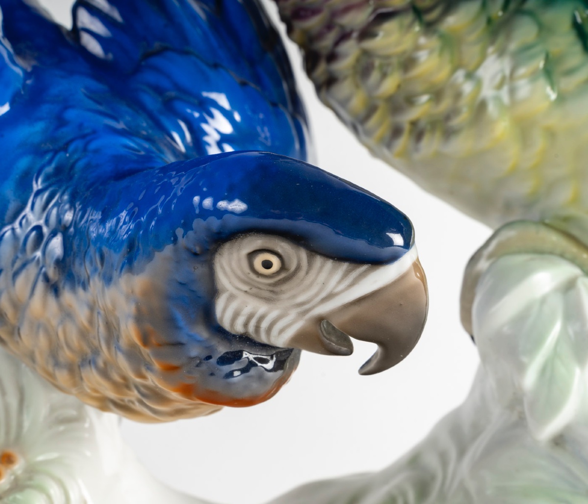 Un groupe en porcelaine de deux sculptures de perroquets début XXème siècle -photo-3