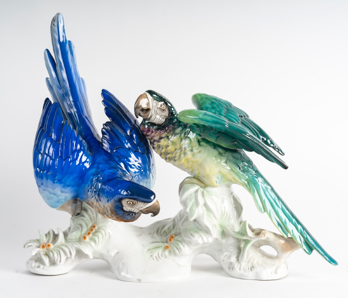 Un groupe en porcelaine de deux sculptures de perroquets début XXème siècle 
