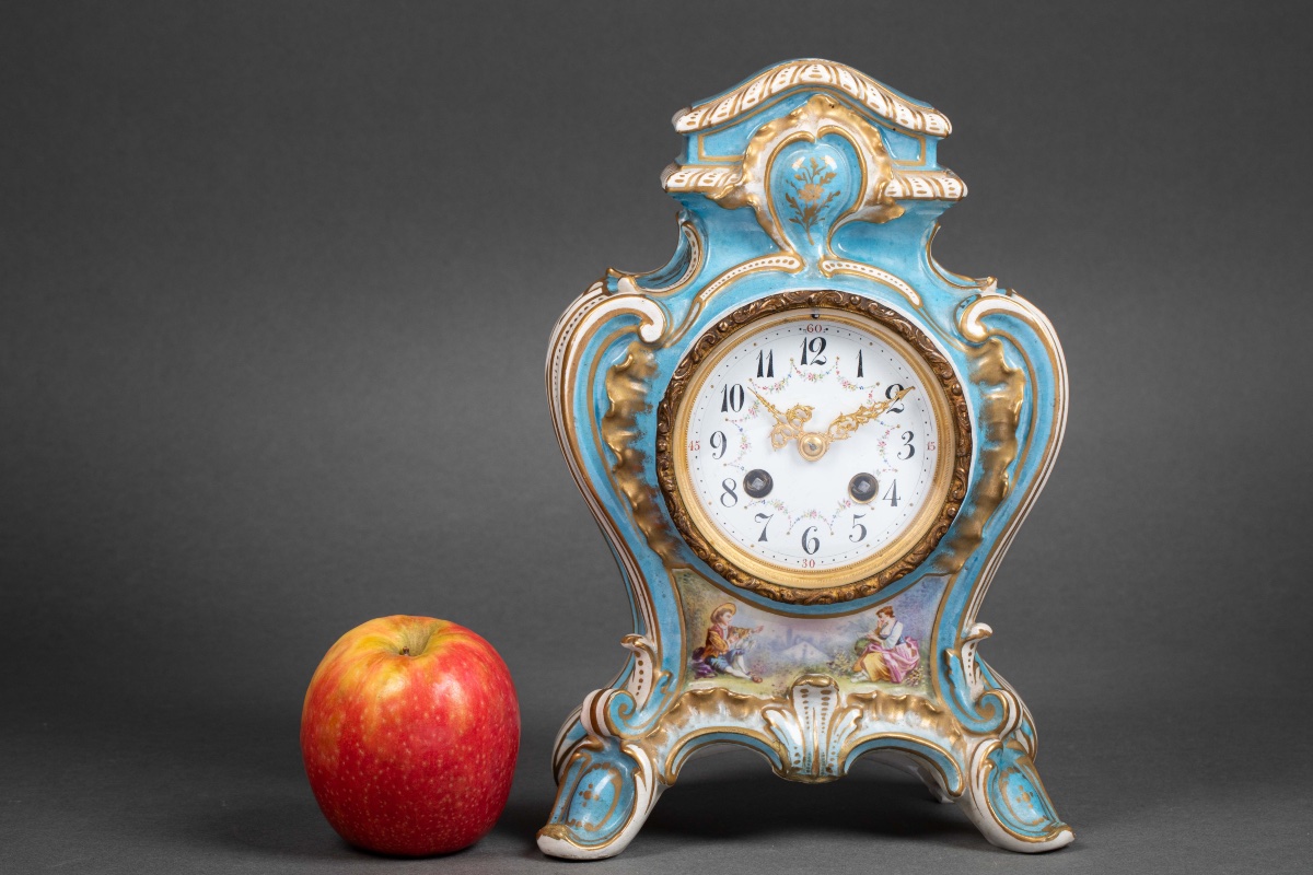 Une pendule en porcelaine de style Louis XV, fin XIXème siècle -photo-2