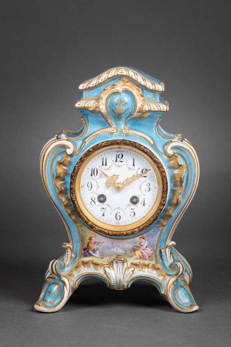 Une pendule en porcelaine de style Louis XV, fin XIXème siècle -photo-3