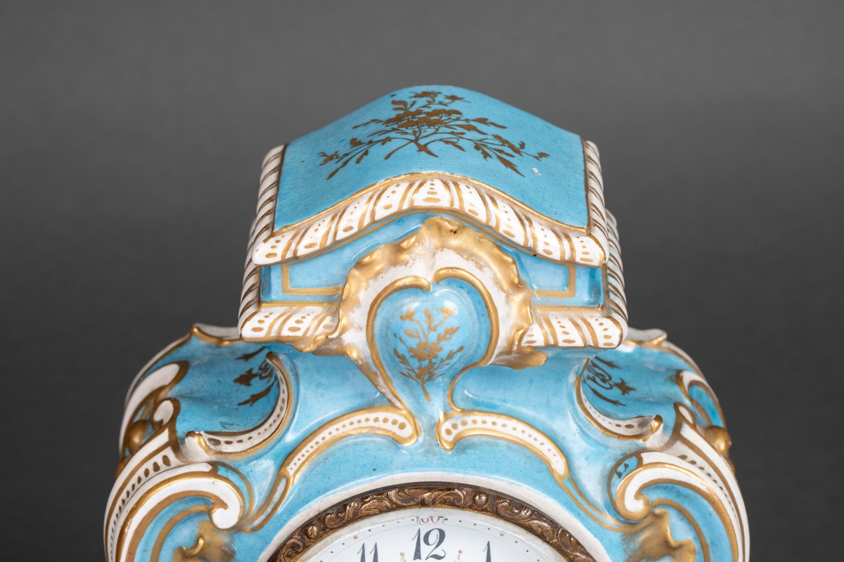 Une pendule en porcelaine de style Louis XV, fin XIXème siècle -photo-4