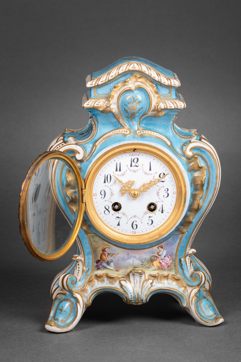 Une pendule en porcelaine de style Louis XV, fin XIXème siècle -photo-4