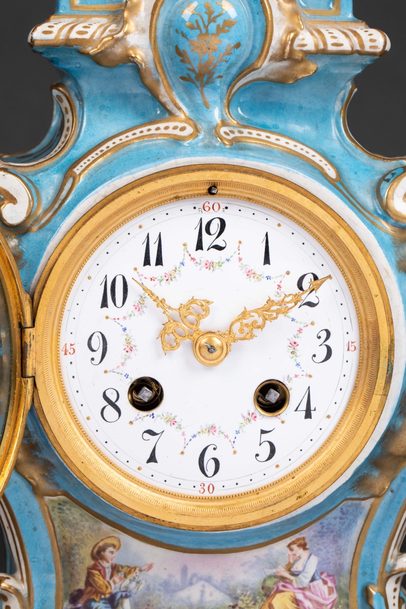 Une pendule en porcelaine de style Louis XV, fin XIXème siècle -photo-5