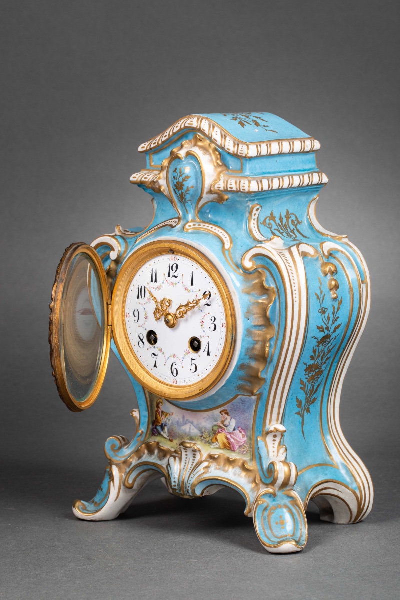 Une pendule en porcelaine de style Louis XV, fin XIXème siècle -photo-6