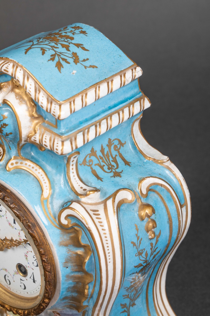 Une pendule en porcelaine de style Louis XV, fin XIXème siècle -photo-8