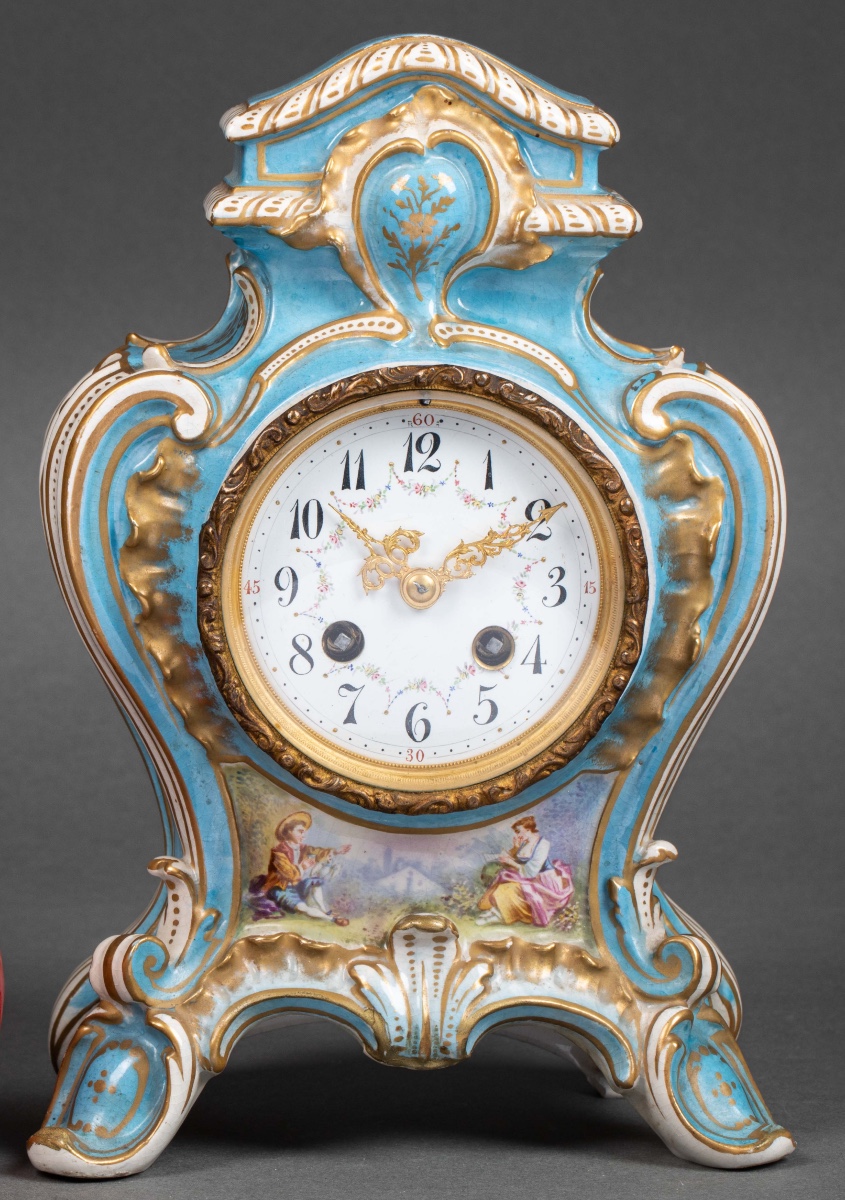 Une pendule en porcelaine de style Louis XV, fin XIXème siècle 