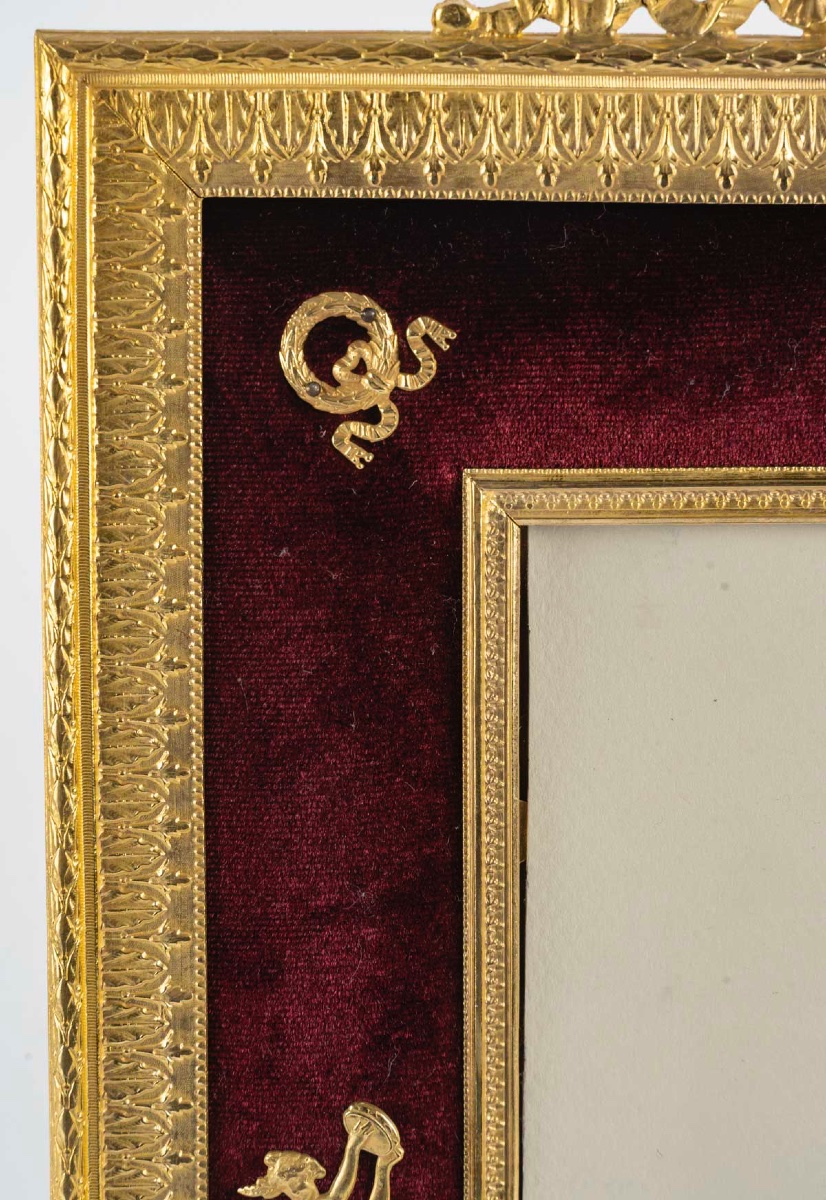 Un cadre photo en bronze doré de style Louis XVI, fin XIXème siècle -photo-3