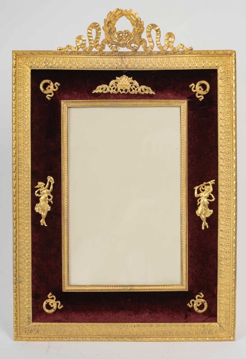 Un cadre photo en bronze doré de style Louis XVI, fin XIXème siècle -photo-2