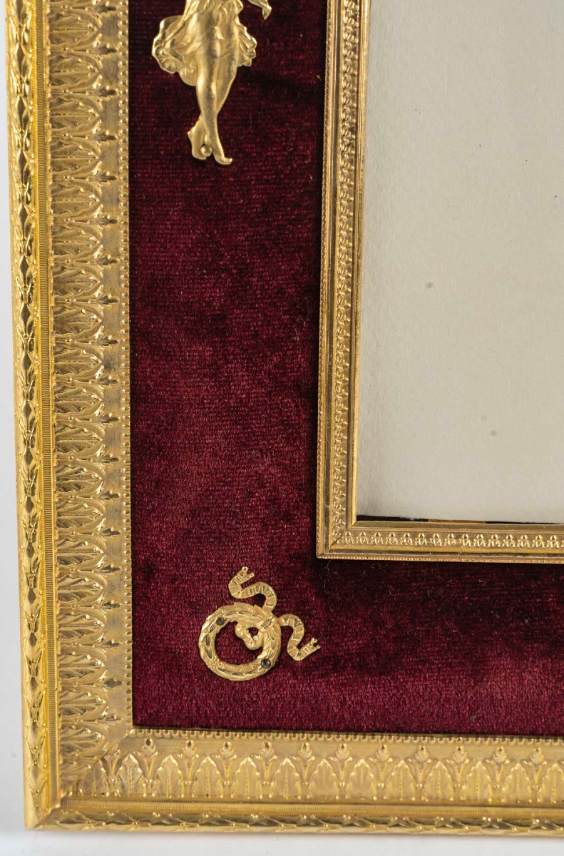 Un cadre photo en bronze doré de style Louis XVI, fin XIXème siècle -photo-4