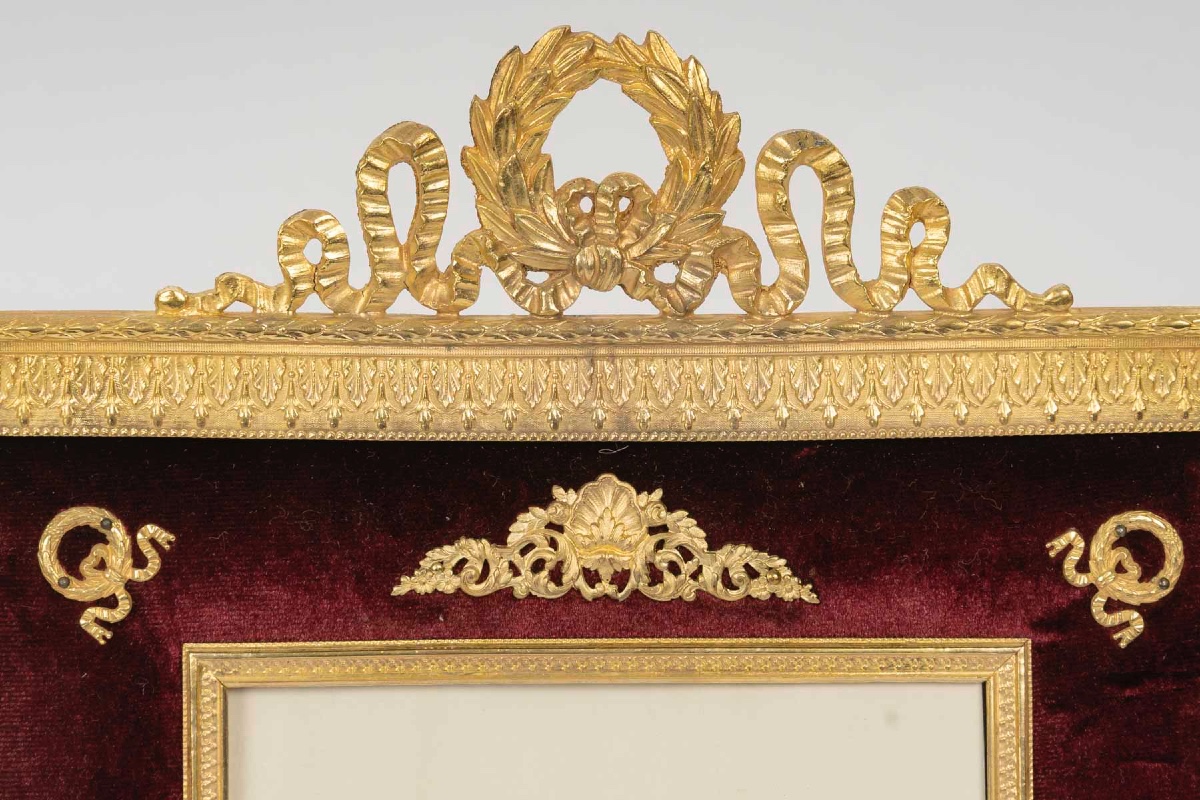 Un cadre photo en bronze doré de style Louis XVI, fin XIXème siècle -photo-3