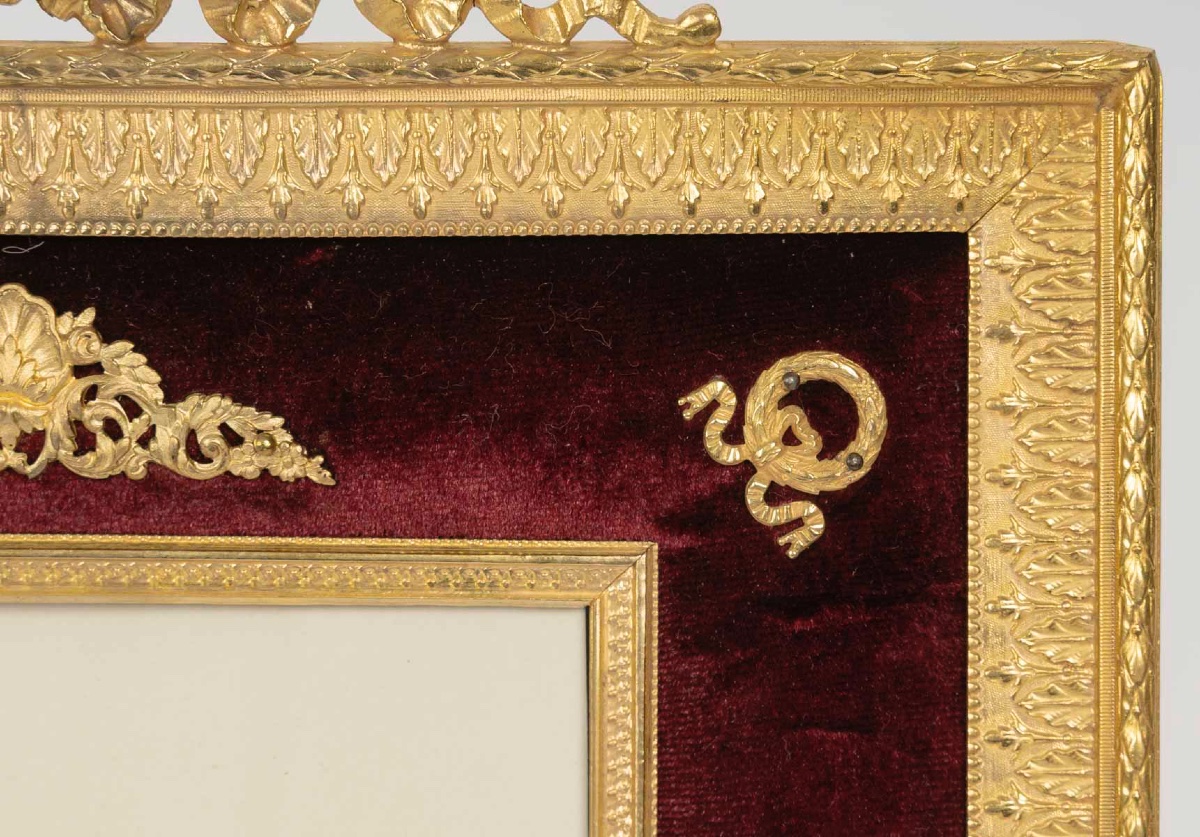 Un cadre photo en bronze doré de style Louis XVI, fin XIXème siècle -photo-8