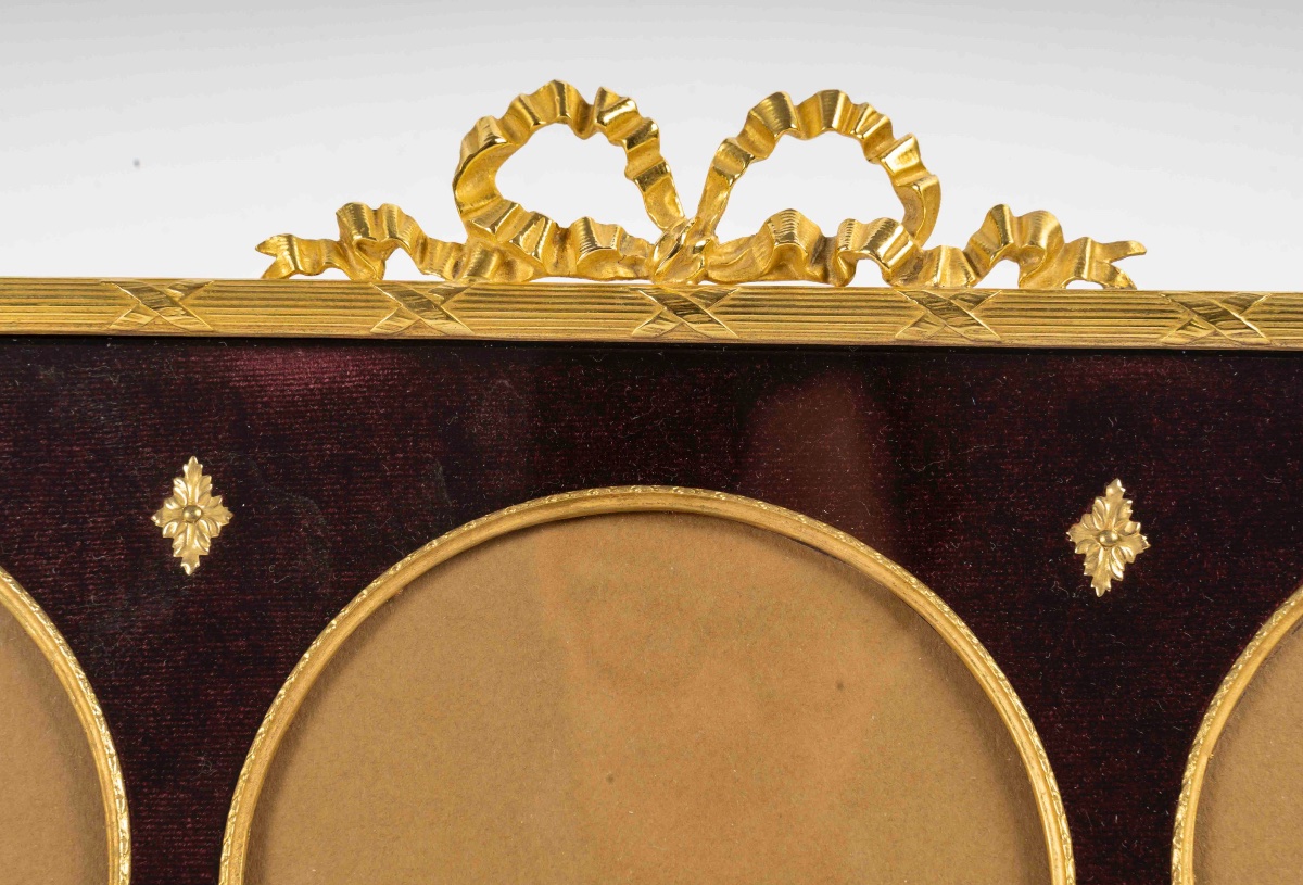 Un cadre photo en bronze doré de style louis XVI, fin XIXème siècle -photo-3