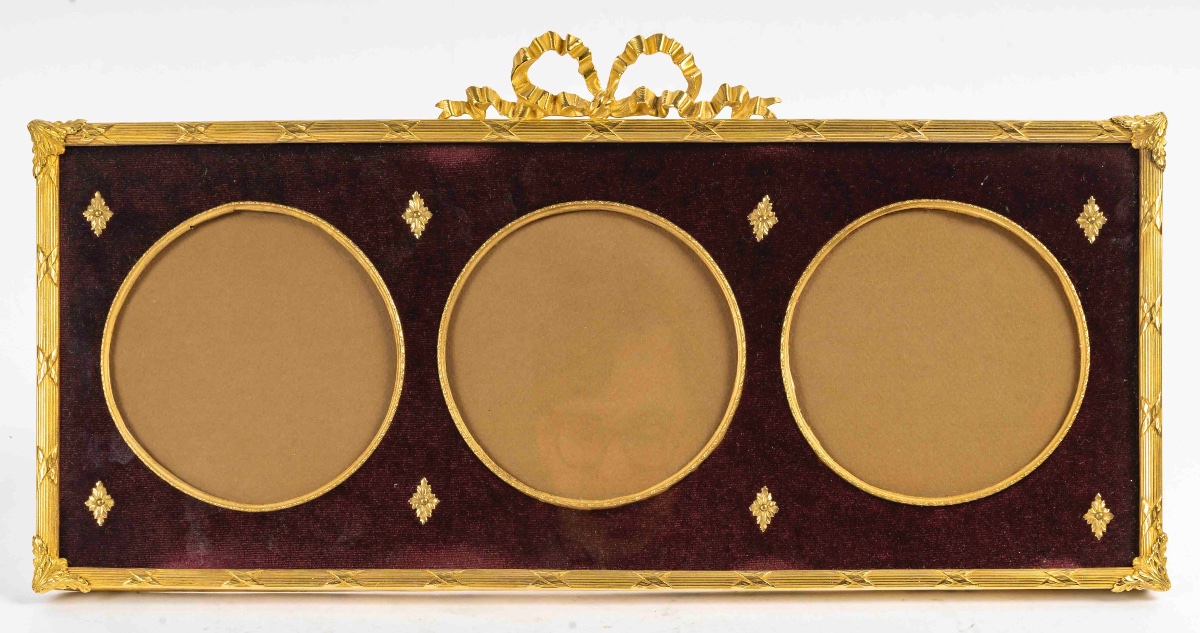 Un cadre photo en bronze doré de style louis XVI, fin XIXème siècle -photo-1