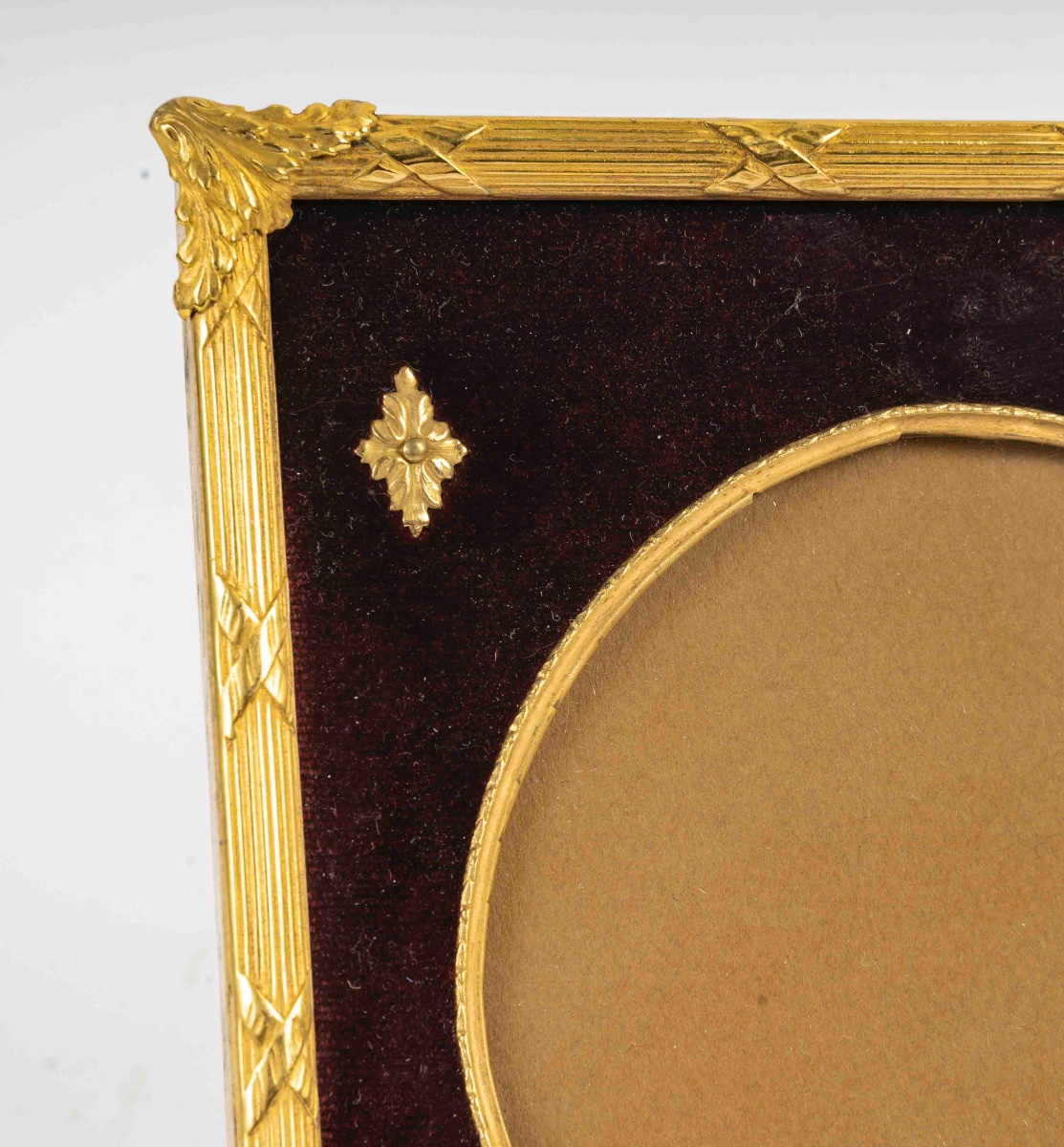 Un cadre photo en bronze doré de style louis XVI, fin XIXème siècle -photo-3