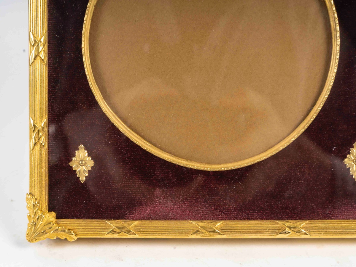 Un cadre photo en bronze doré de style louis XVI, fin XIXème siècle -photo-4