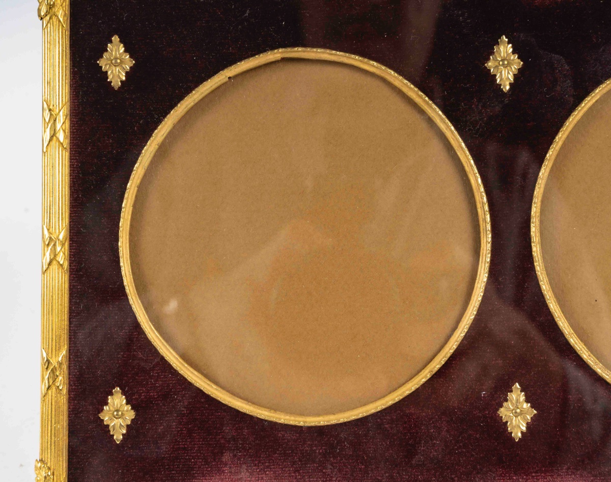 Un cadre photo en bronze doré de style louis XVI, fin XIXème siècle -photo-5