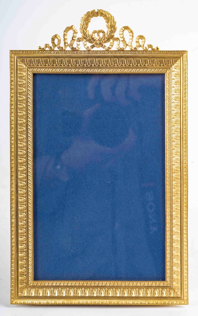 Un cadre photo en bronze doré de style louis XVI, fin XIXème siècle -photo-2