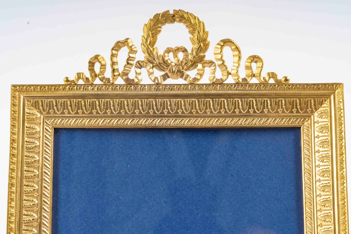 Un cadre photo en bronze doré de style louis XVI, fin XIXème siècle -photo-3