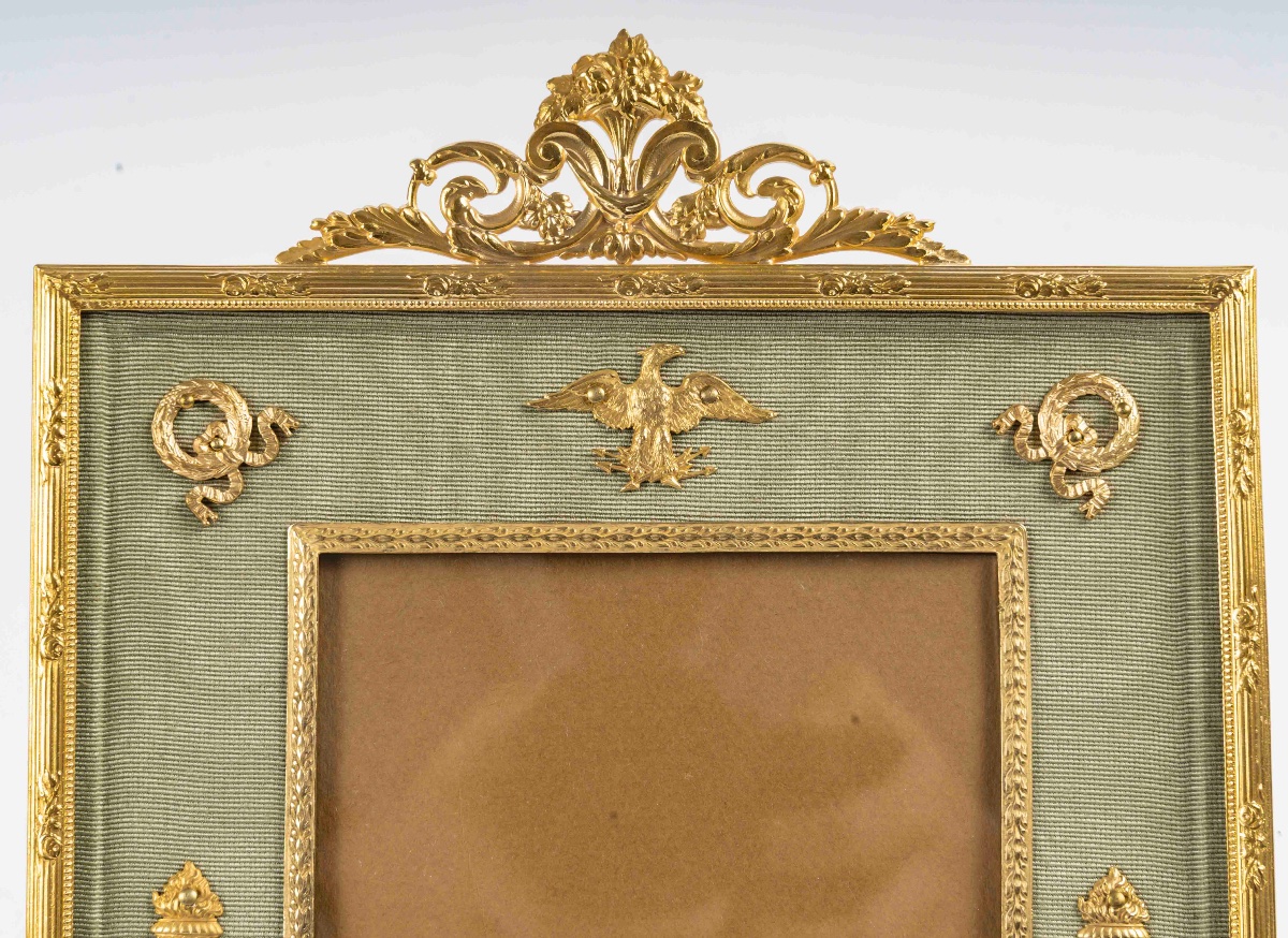 Un cadre photo en bronze doré de style louis XVI, fin XIXème siècle -photo-3