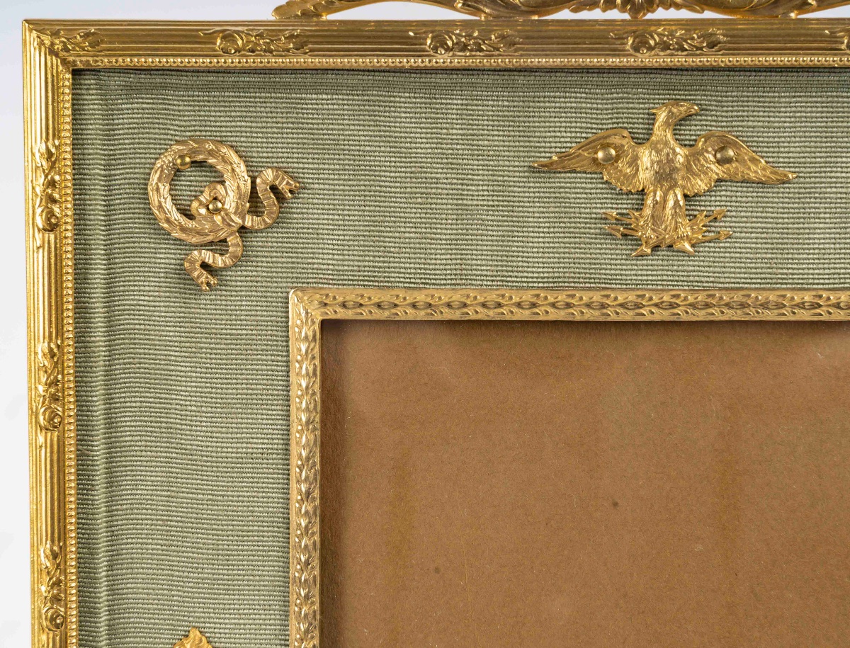 Un cadre photo en bronze doré de style louis XVI, fin XIXème siècle -photo-4