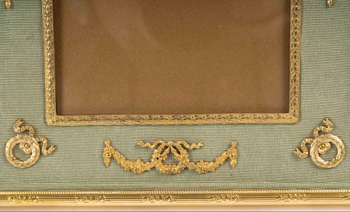 Un cadre photo en bronze doré de style louis XVI, fin XIXème siècle -photo-3
