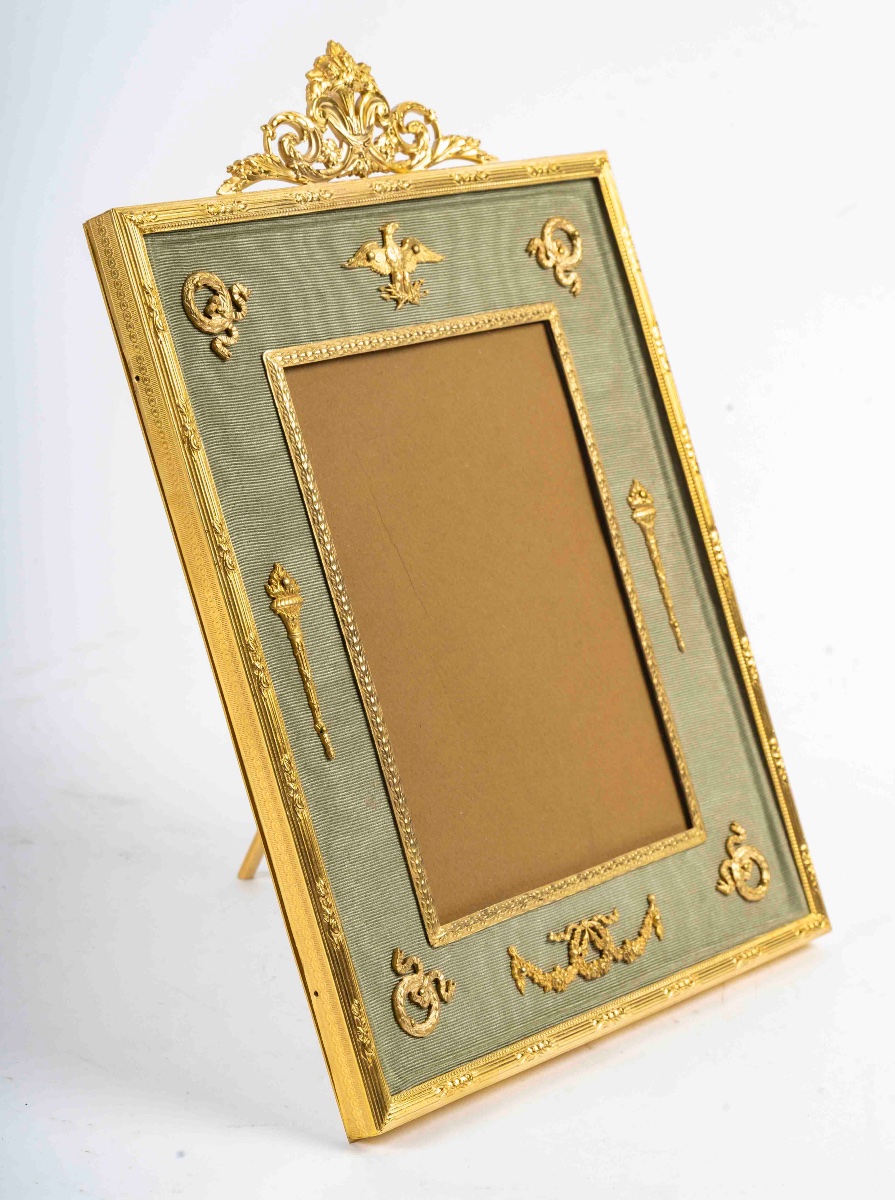 Un cadre photo en bronze doré de style louis XVI, fin XIXème siècle -photo-4