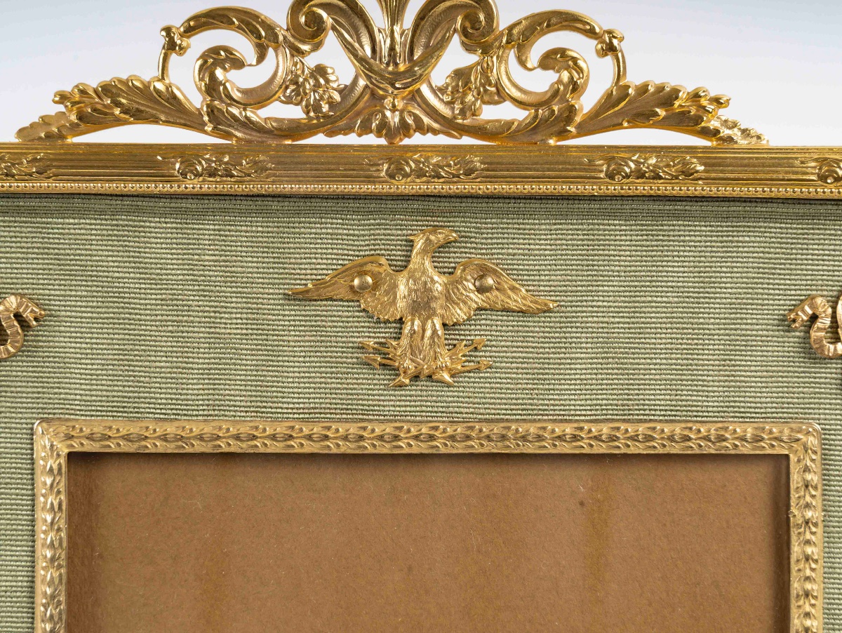Un cadre photo en bronze doré de style louis XVI, fin XIXème siècle -photo-5
