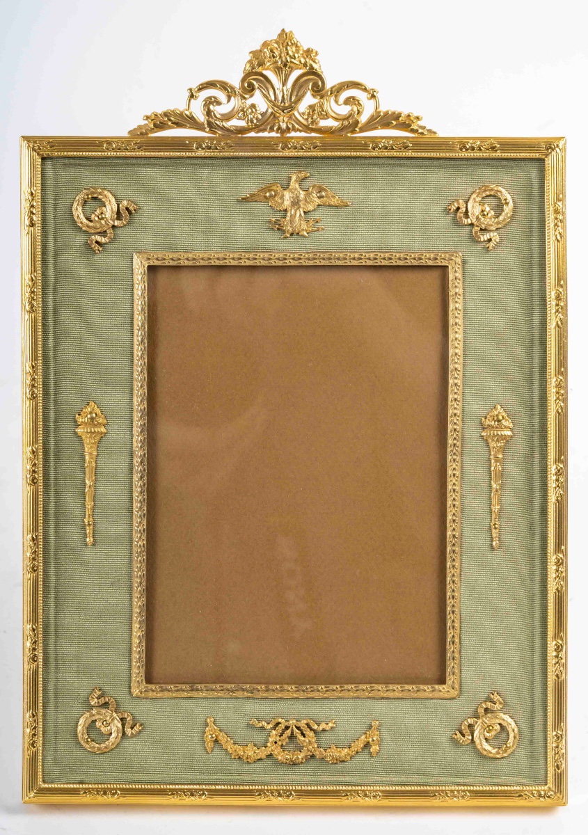 Un cadre photo en bronze doré de style louis XVI, fin XIXème siècle 