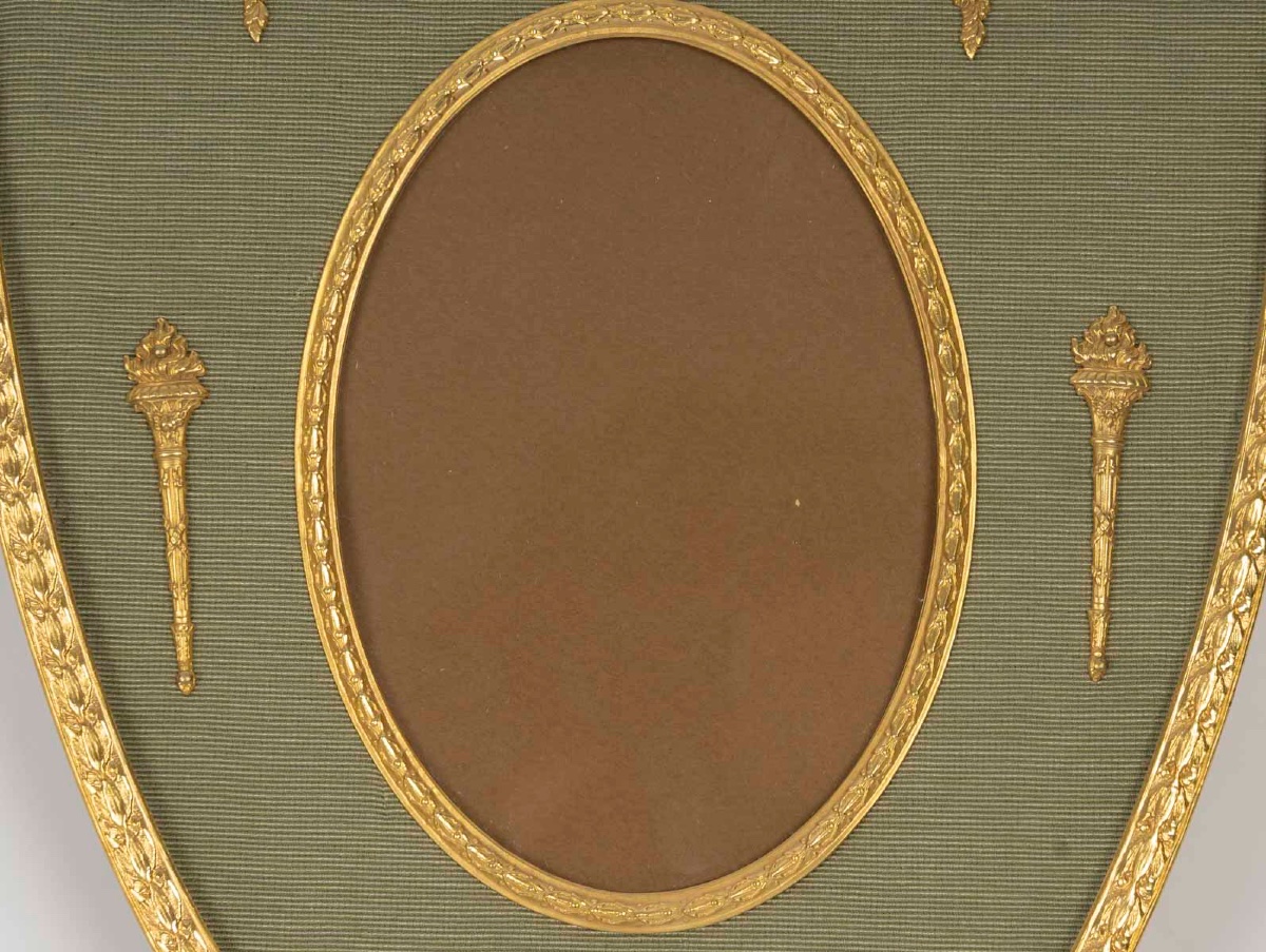 Un cadre photo à accrocher en bronze doré, fin XIXème siècle -photo-3