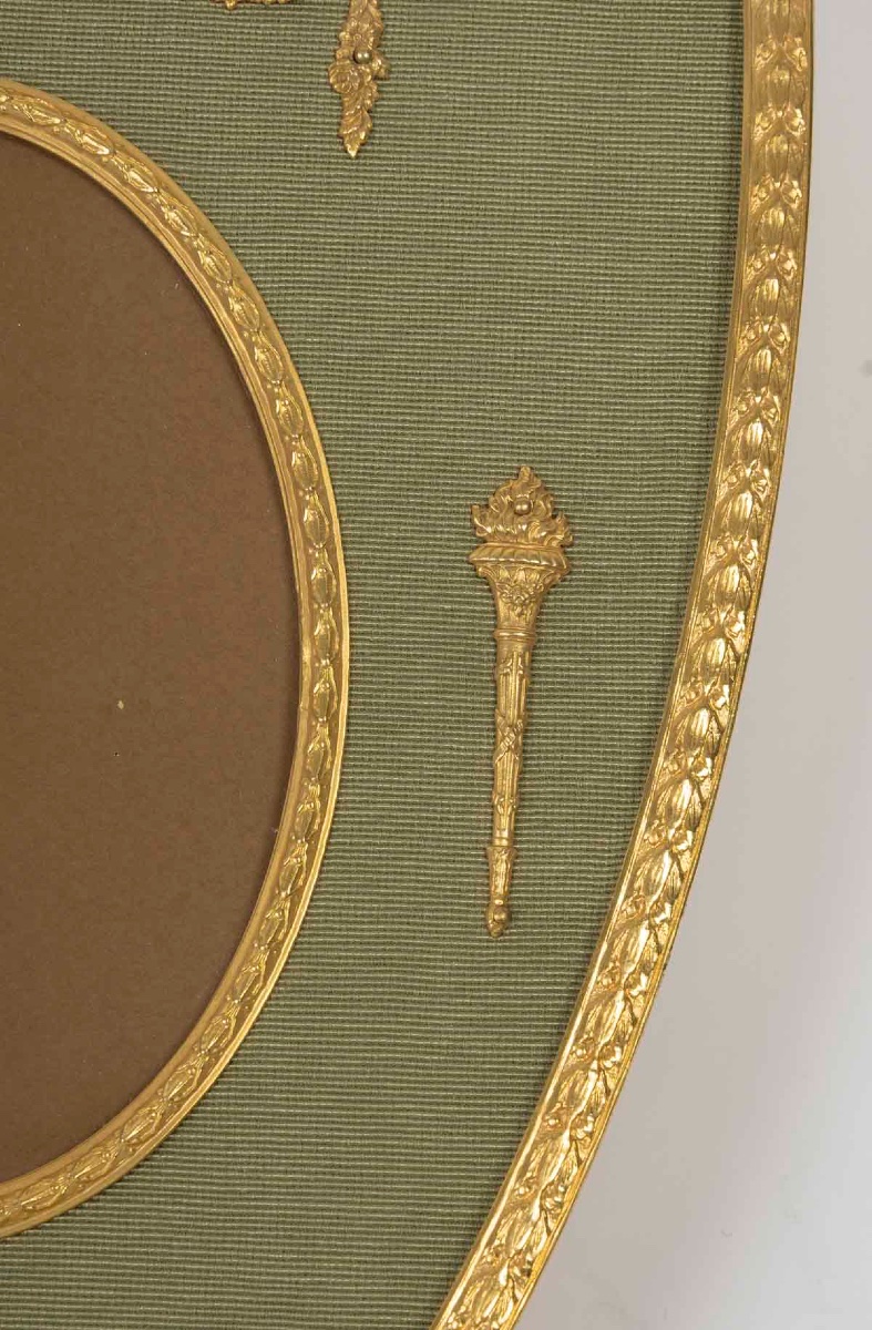 Un cadre photo à accrocher en bronze doré, fin XIXème siècle -photo-4
