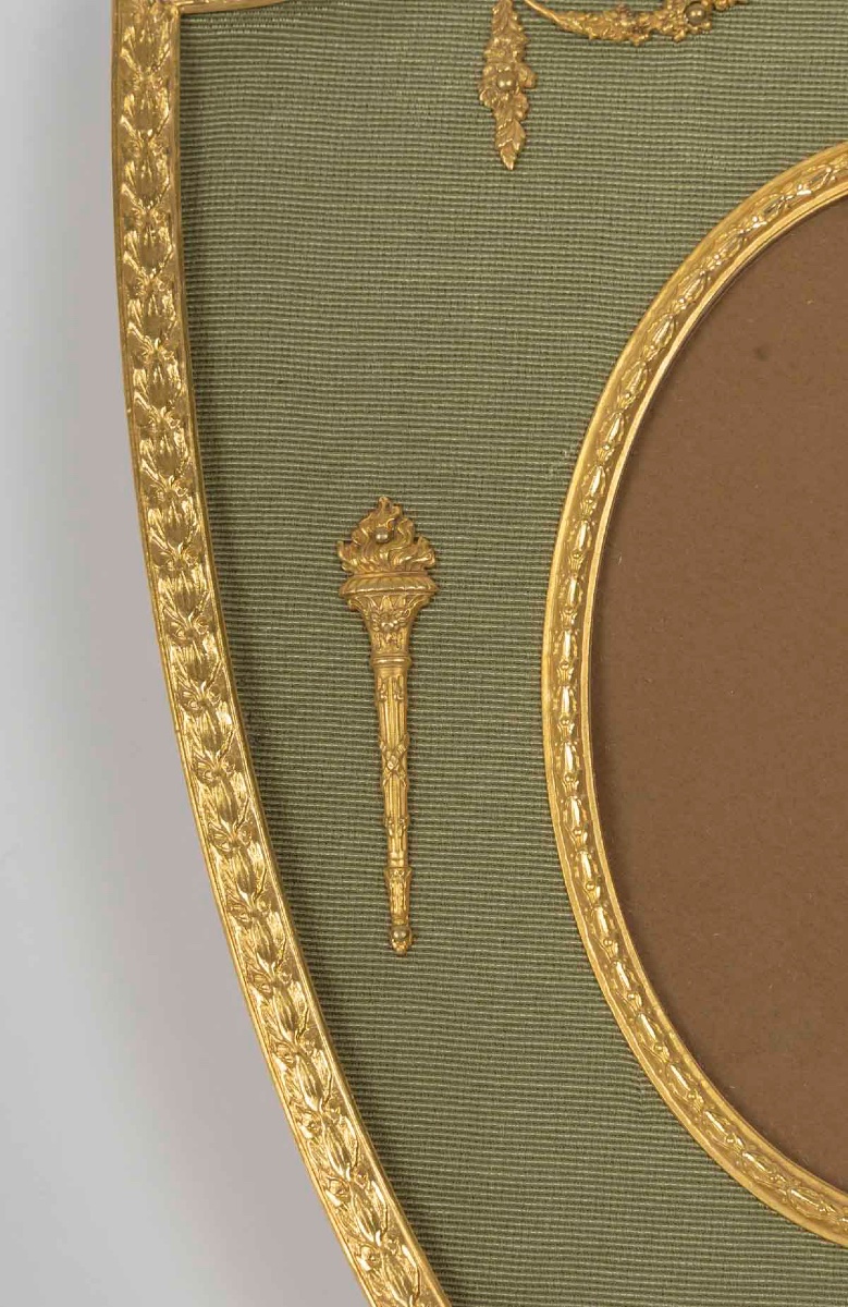 Un cadre photo à accrocher en bronze doré, fin XIXème siècle -photo-1