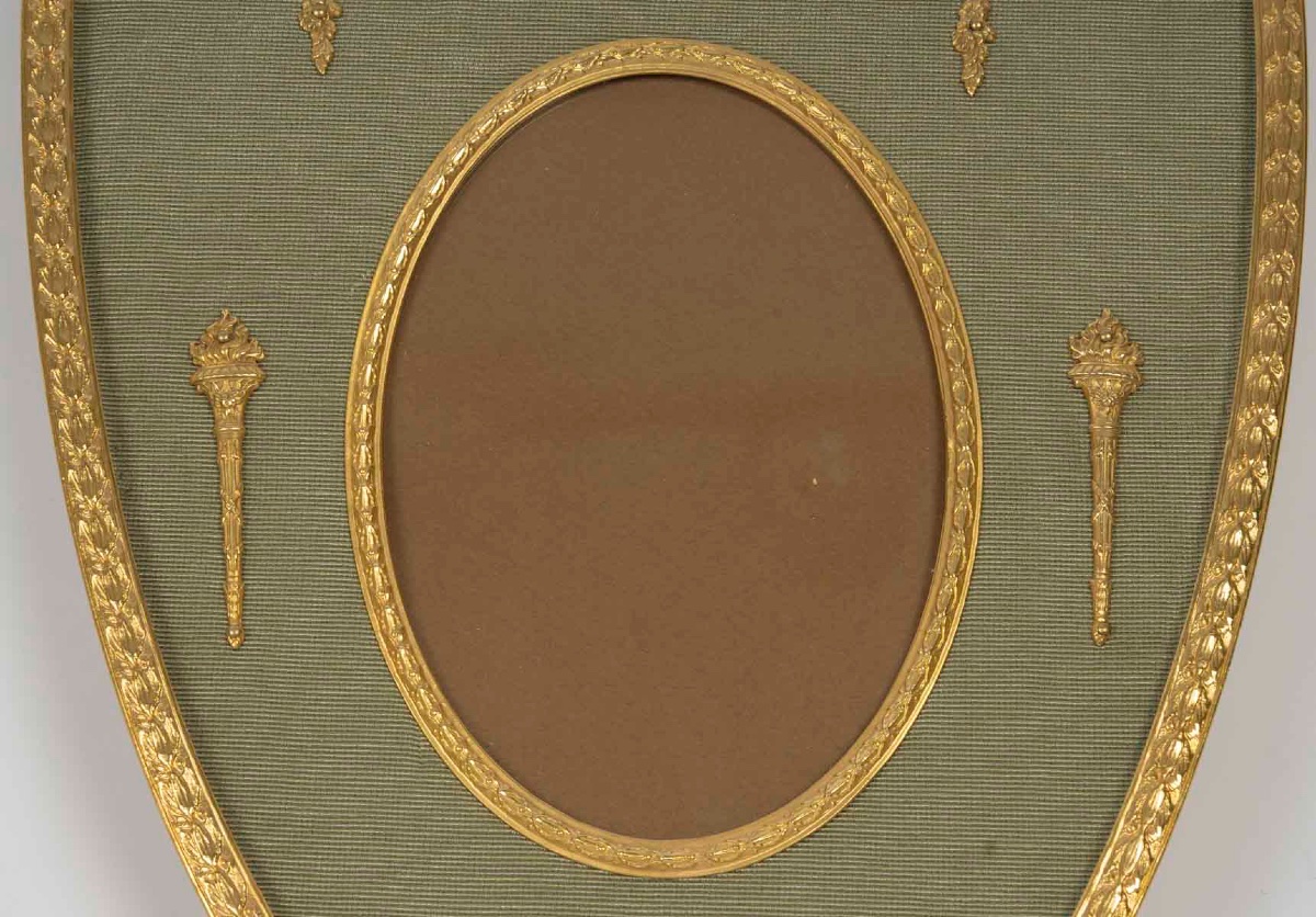 Un cadre photo à accrocher en bronze doré, fin XIXème siècle -photo-3