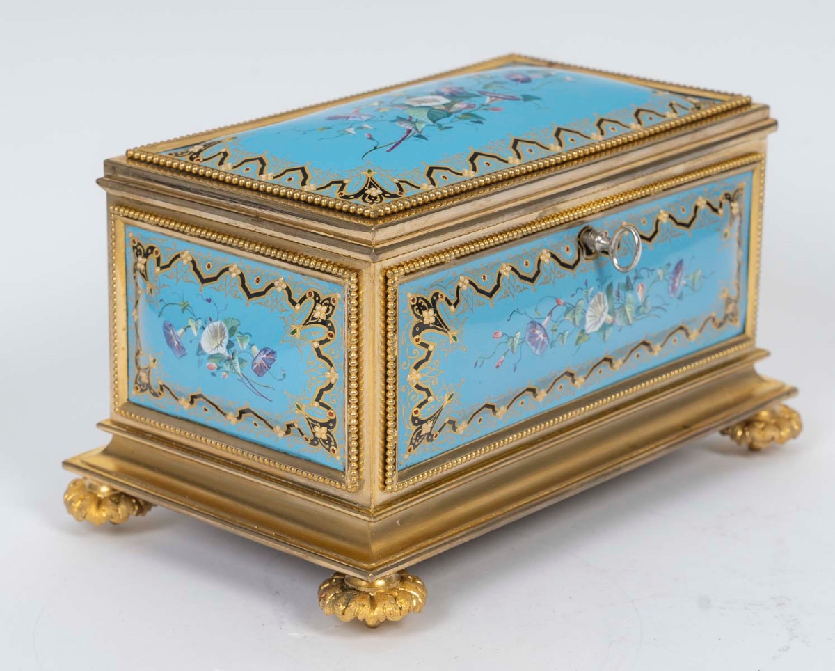 Un coffret à bijoux en bronze doré et émail, fin XIXème siècle 