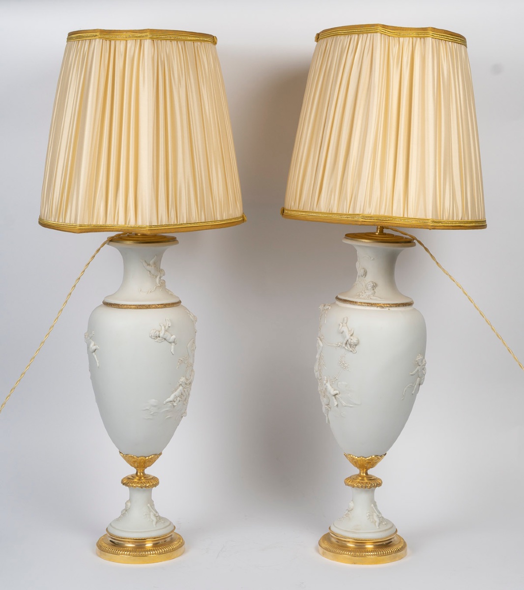 Une paire de lampes en porcelaine de biscuit de Sèvres, fin XIXème siècle -photo-3