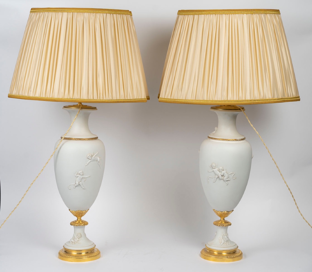 Une paire de lampes en porcelaine de biscuit de Sèvres, fin XIXème siècle -photo-4
