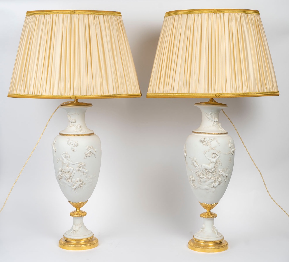 Une paire de lampes en porcelaine de biscuit de Sèvres, fin XIXème siècle 