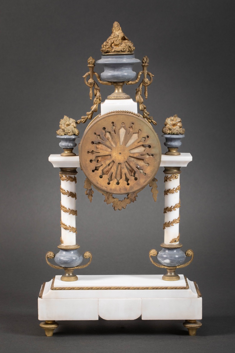 Une garniture de cheminée en marbre blanc et bleu turquin, fin XIXème siècle-photo-2