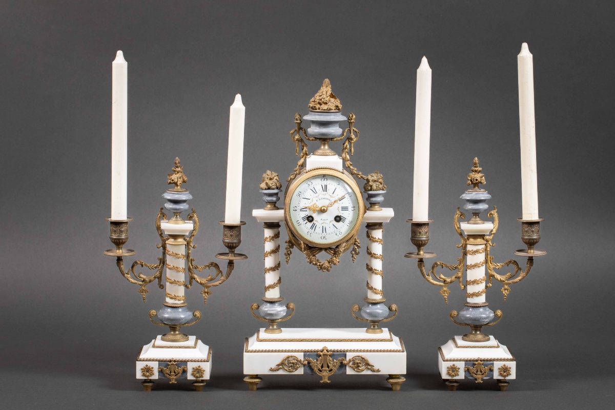 Une garniture de cheminée en marbre blanc et bleu turquin, fin XIXème siècle