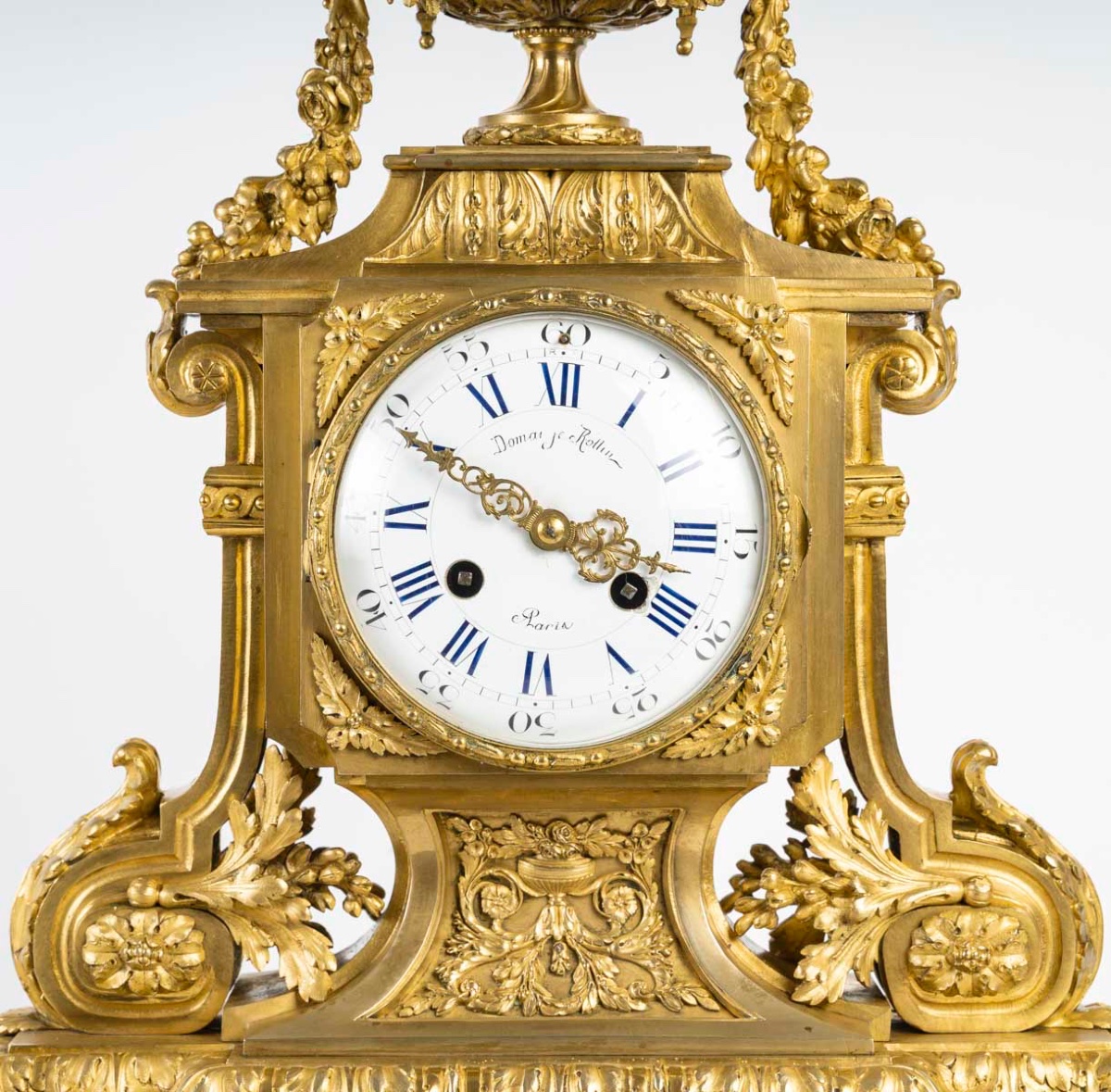 Une pendule en bronze doré de style napoléon III, fin XIXème siècle -photo-2