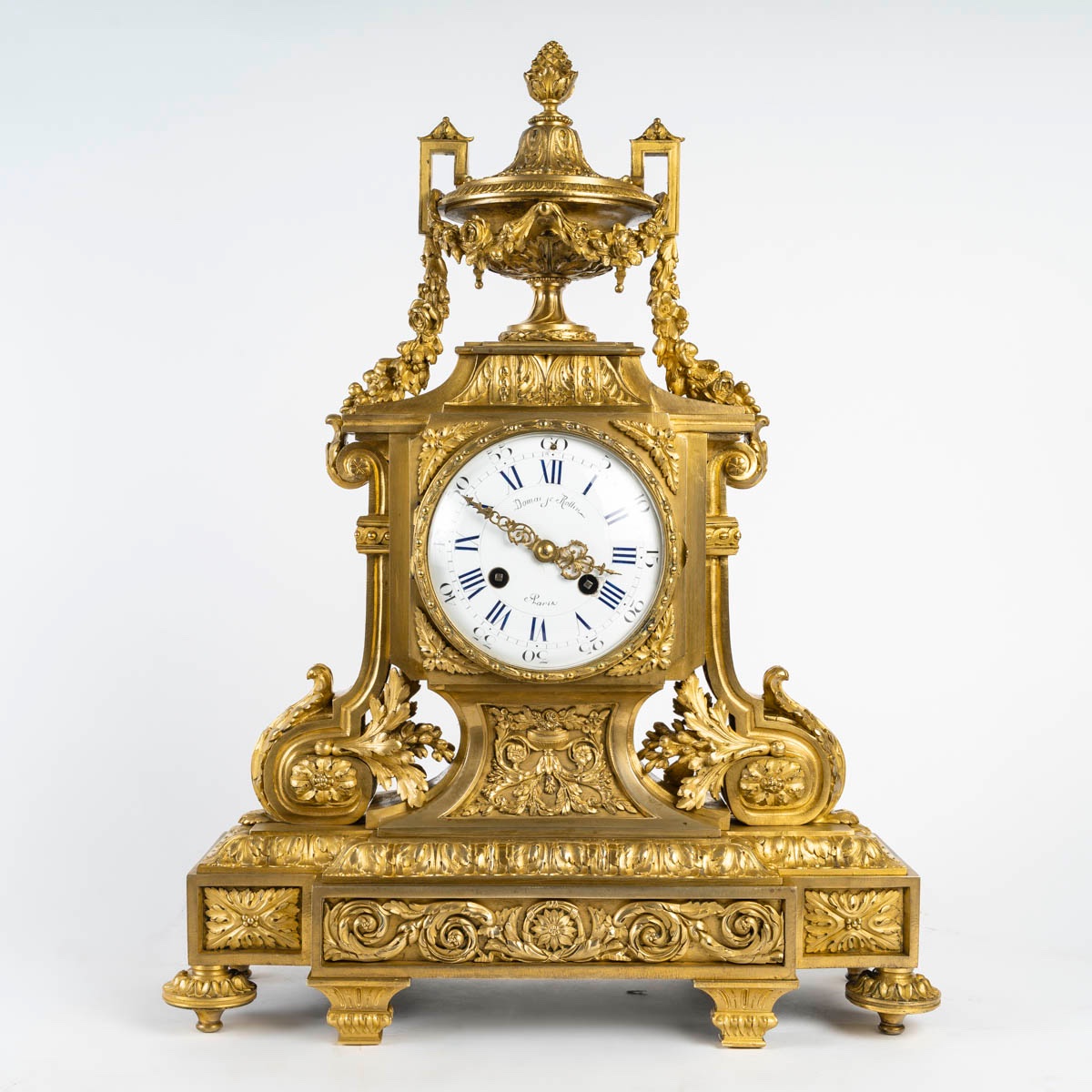 Une pendule en bronze doré de style napoléon III, fin XIXème siècle -photo-1